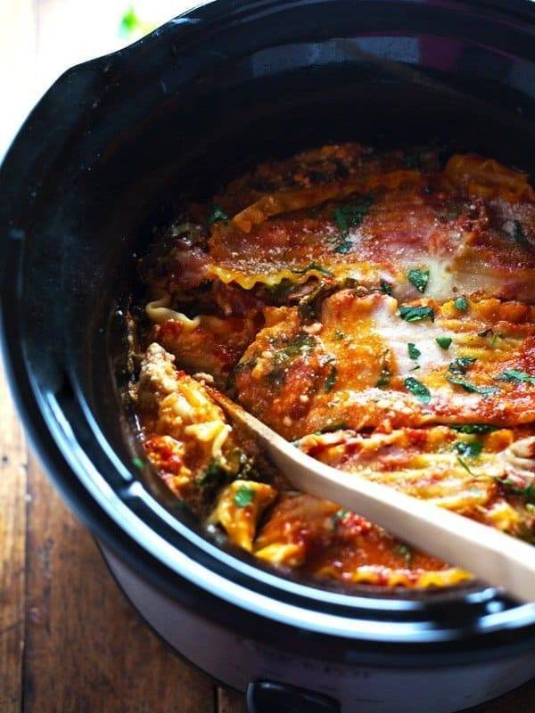 Super Easy Skinny Veggie Crockpot Lasagna - a handful of simple ingredients for a healthy family dinner. | https://slimming-formula.today